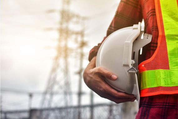 AR Elektrik engineer at a transmission line site